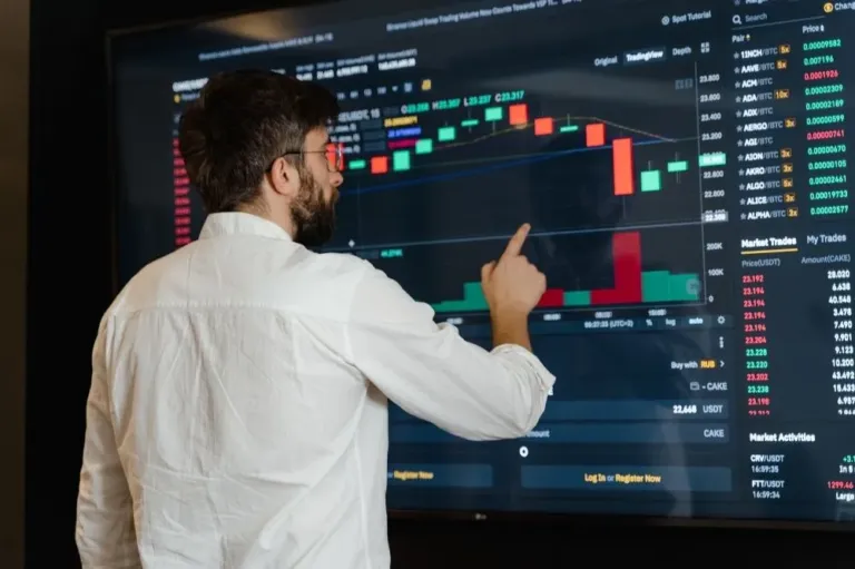 A managed IT expert explains data projections to a client.