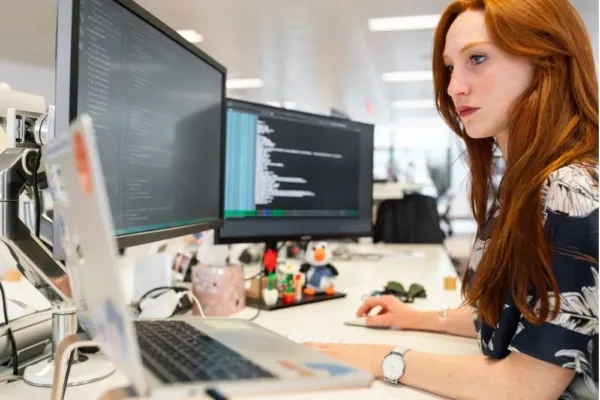 A managed IT expert looks at data information on a computer screen.