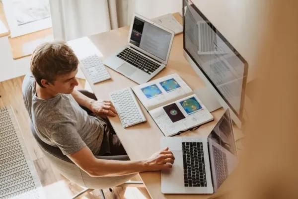 A managed IT expert working on multiple workstations at the same time.