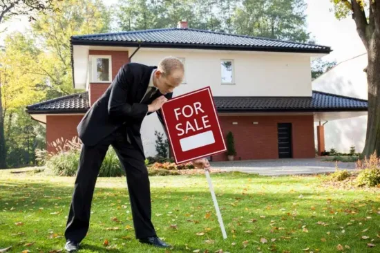 Real estate agent at work image.